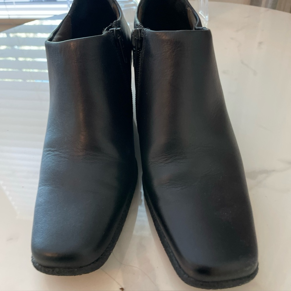 Black Leather women’s ankle booth with side zip. Size 6.5